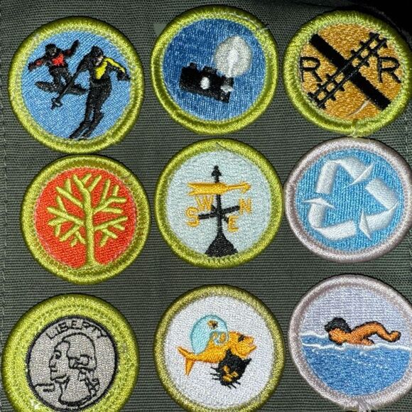 Boy Scout Merit Badge Sash with 33 Rolled Edge Merit Emblems Badges B13 - Picture 6 of 8